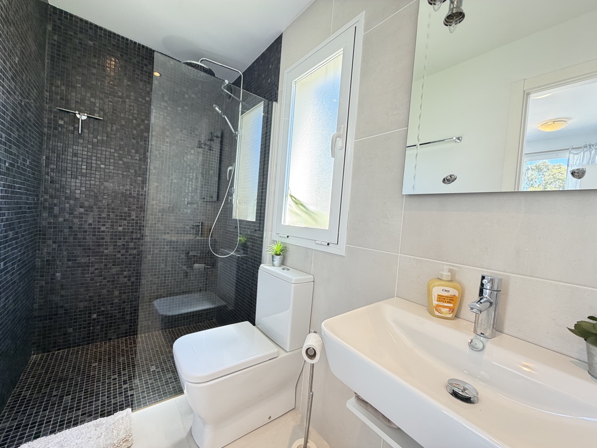 For sale - 4 Bedroom 3 Bathroom Villa in Mil Palmeras - , Mil Palmeras, Alicante, Spain - Alicante