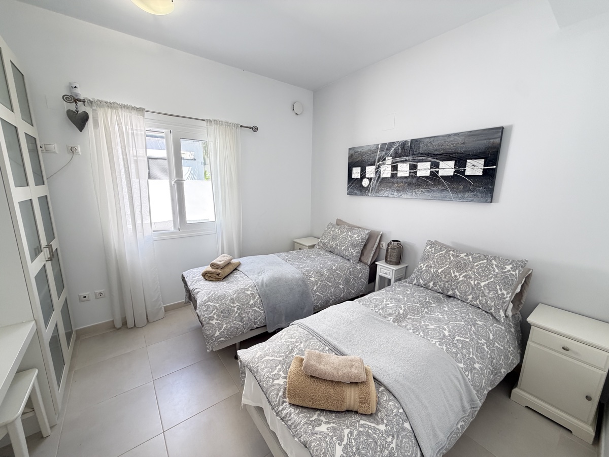 For sale - 4 Bedroom 3 Bathroom Villa in Mil Palmeras - , Mil Palmeras, Alicante, Spain - Alicante