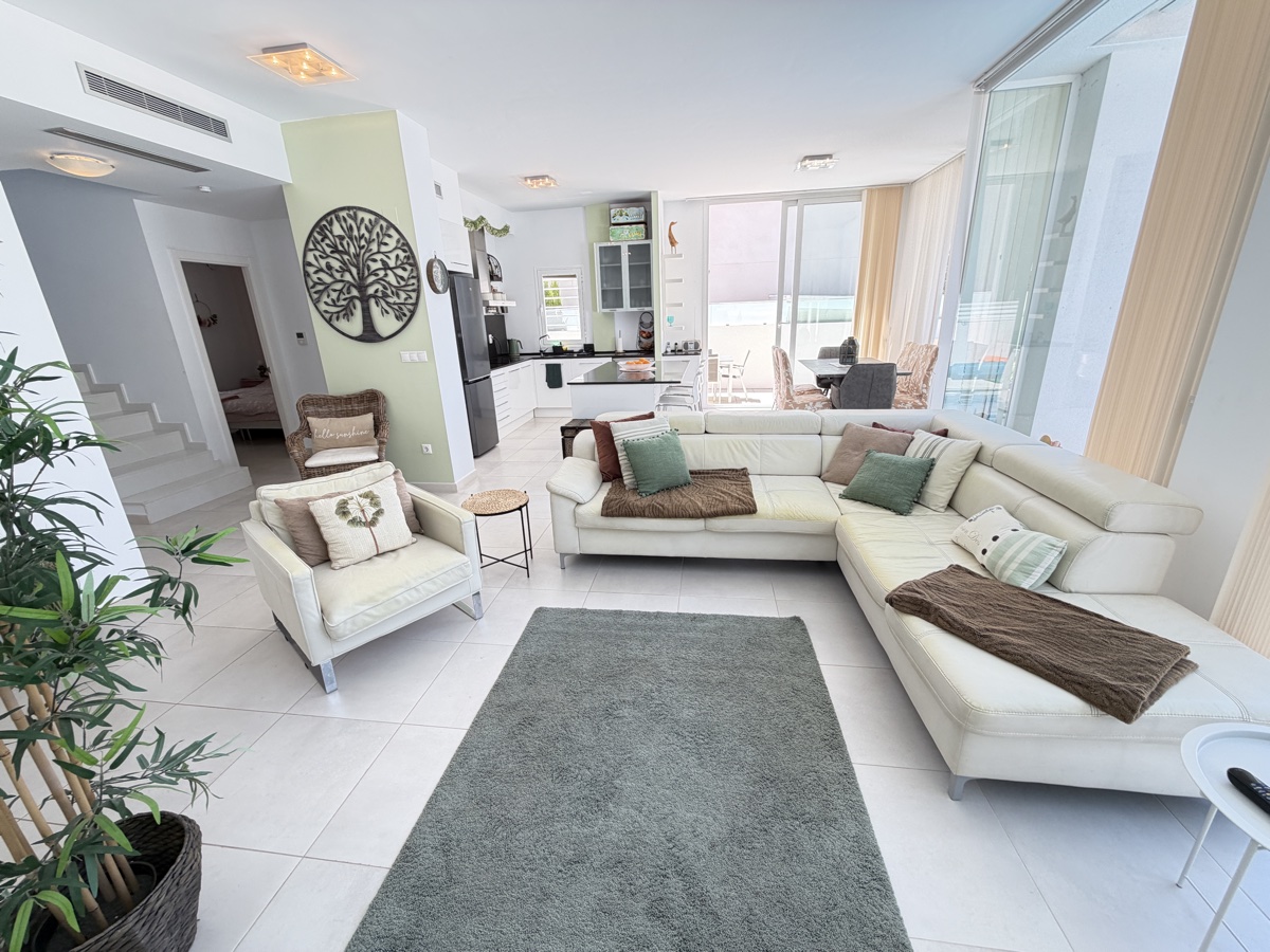 For sale - 4 Bedroom 3 Bathroom Villa in Mil Palmeras - , Mil Palmeras, Alicante, Spain - Alicante