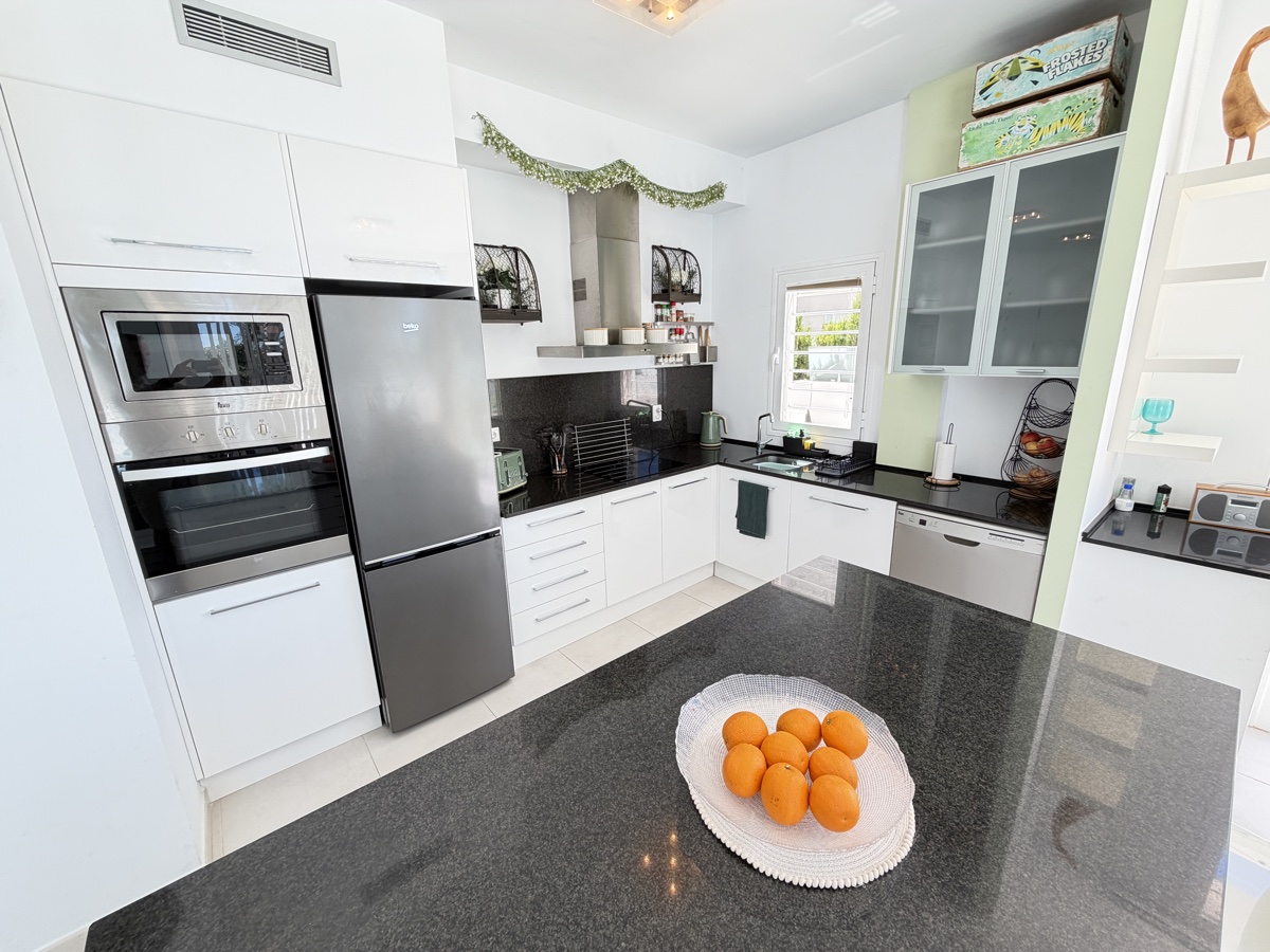For sale - 4 Bedroom 3 Bathroom Villa in Mil Palmeras - , Mil Palmeras, Alicante, Spain - Alicante
