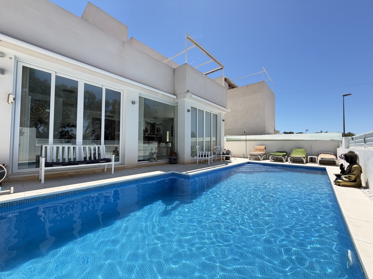 For sale - 4 Bedroom 3 Bathroom Villa in Mil Palmeras - , Mil Palmeras, Alicante, Spain - Alicante