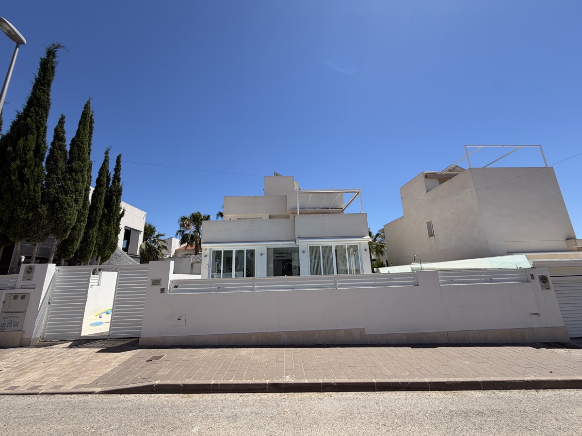 For sale - 4 Bedroom 3 Bathroom Villa in Mil Palmeras - , Mil Palmeras, Alicante, Spain - Alicante