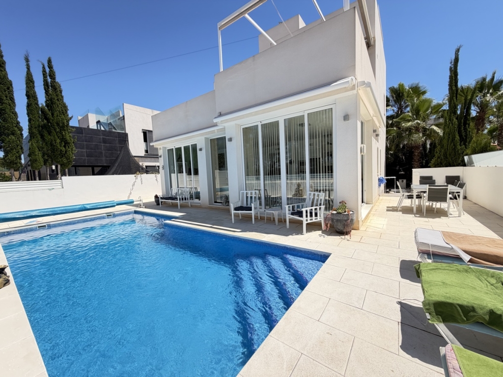 4 Bedroom 3 Bathroom Villa in Mil Palmeras