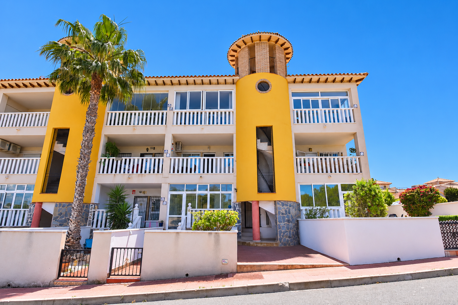 For sale - 2 Bedroom 1 Bathroom Apartment in Villamartin - , Villamartin, Alicante, Spain - Alicante
