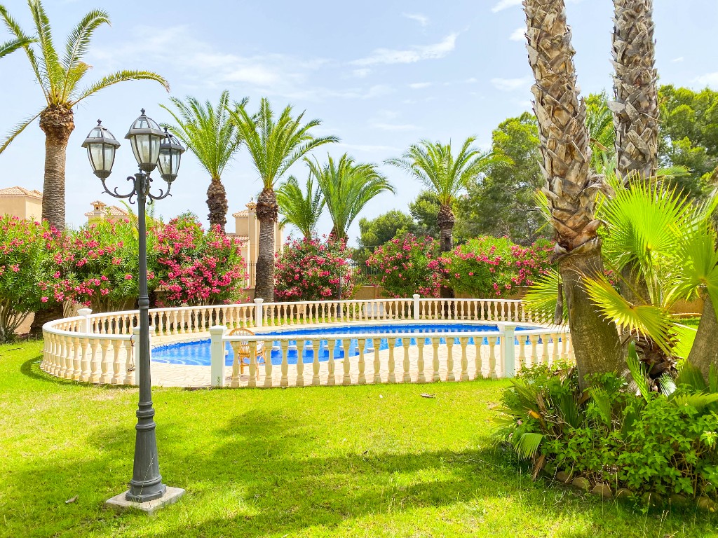 For sale - 7 Bedroom 5 Bathroom Villa in Villamartín - Villamartin  - Alicante