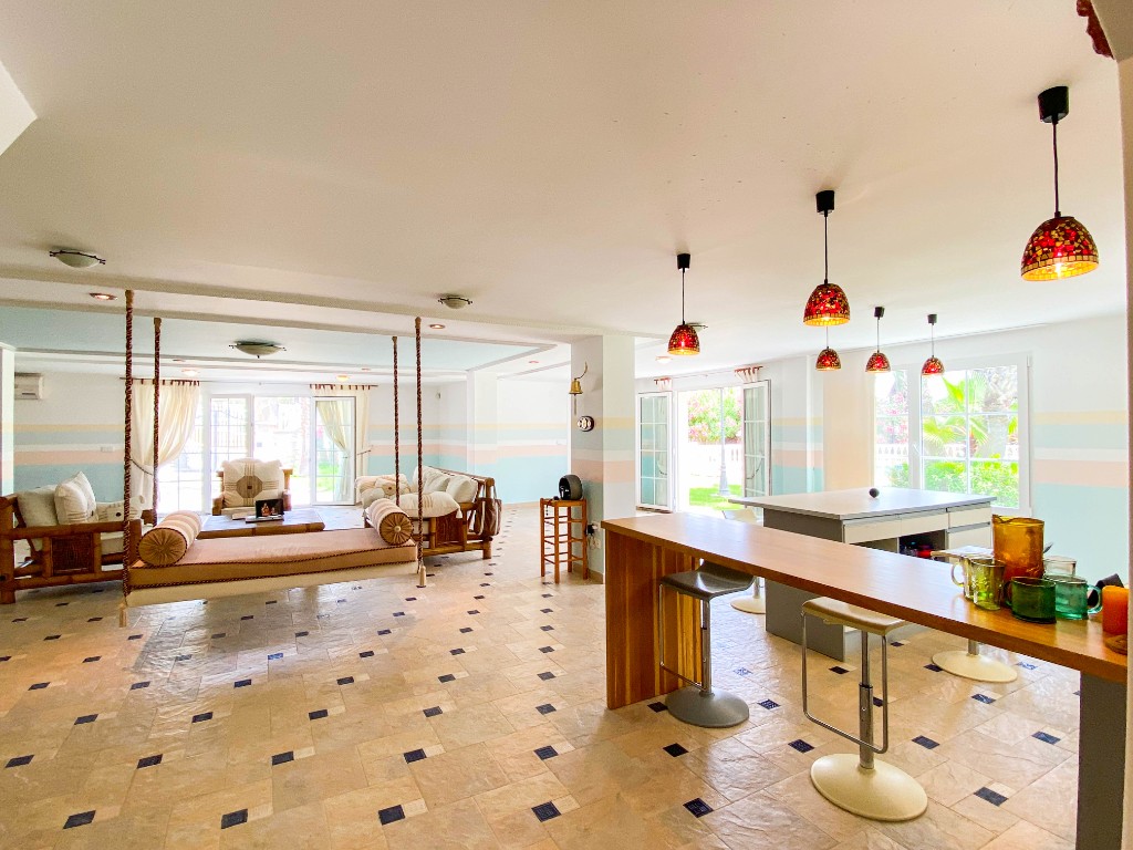 For sale - 7 Bedroom 5 Bathroom Villa in Villamartín - Villamartin  - Alicante