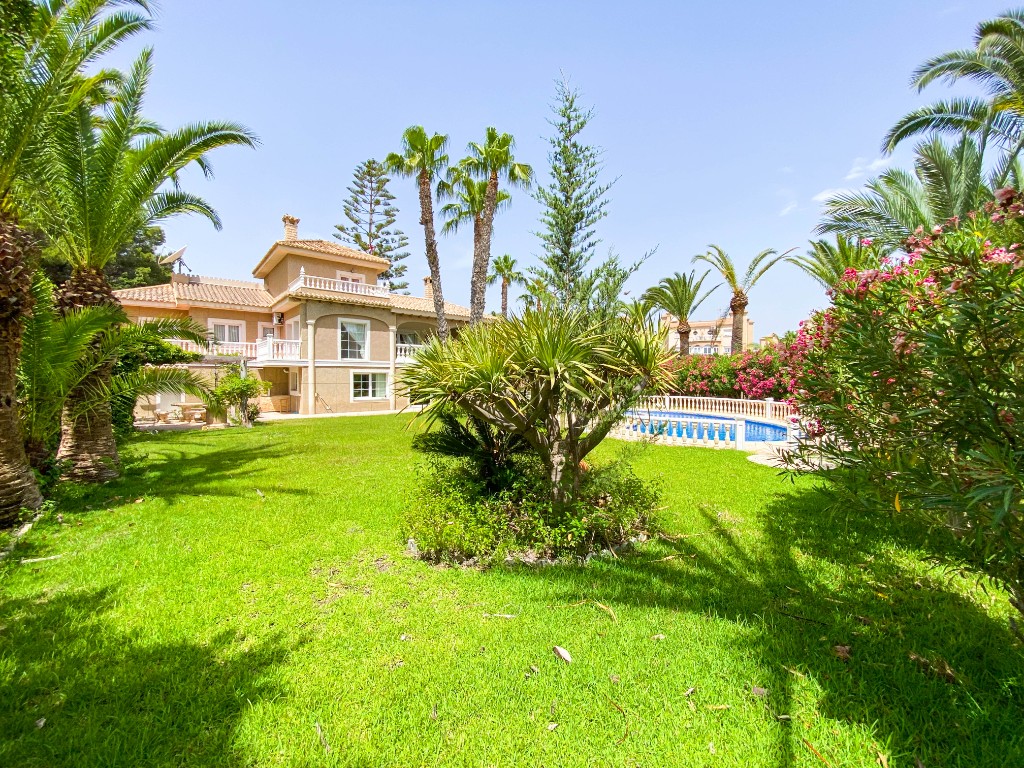For sale - 7 Bedroom 5 Bathroom Villa in Villamartín - Villamartin  - Alicante