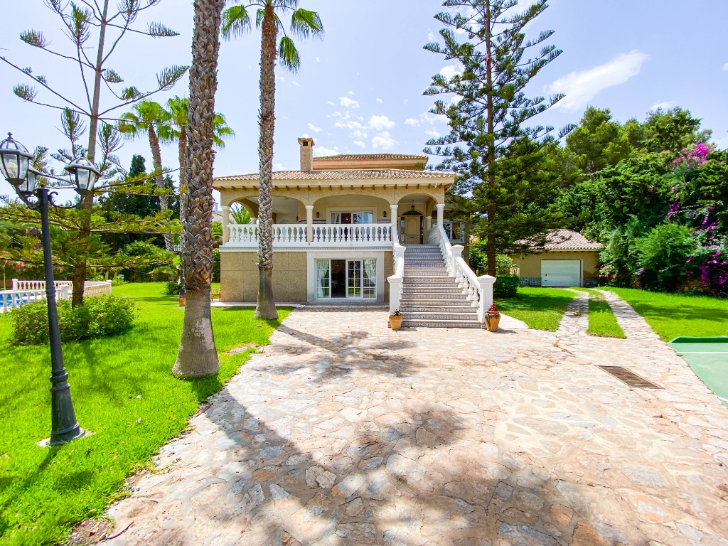 For sale - 7 Bedroom 5 Bathroom Villa in Villamartín - Villamartin  - Alicante