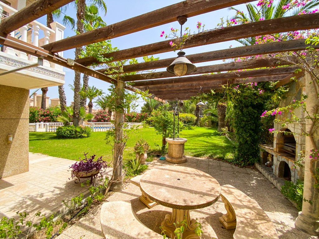 For sale - 7 Bedroom 5 Bathroom Villa in Villamartín - Villamartin  - Alicante