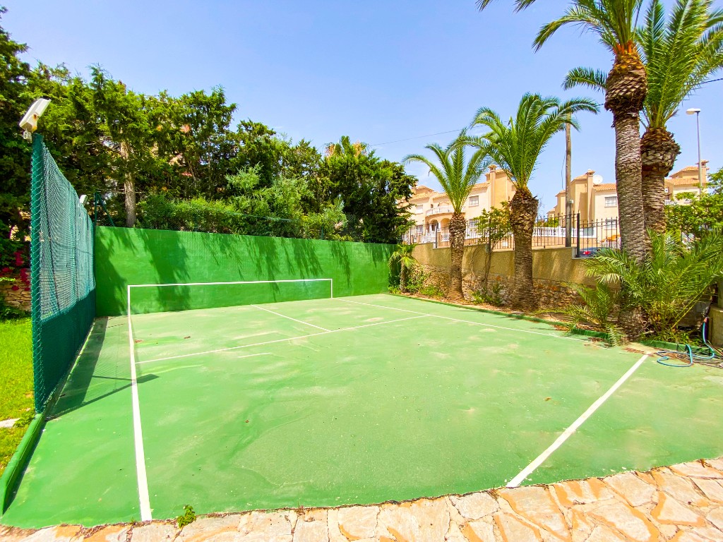 For sale - 7 Bedroom 5 Bathroom Villa in Villamartín - Villamartin  - Alicante