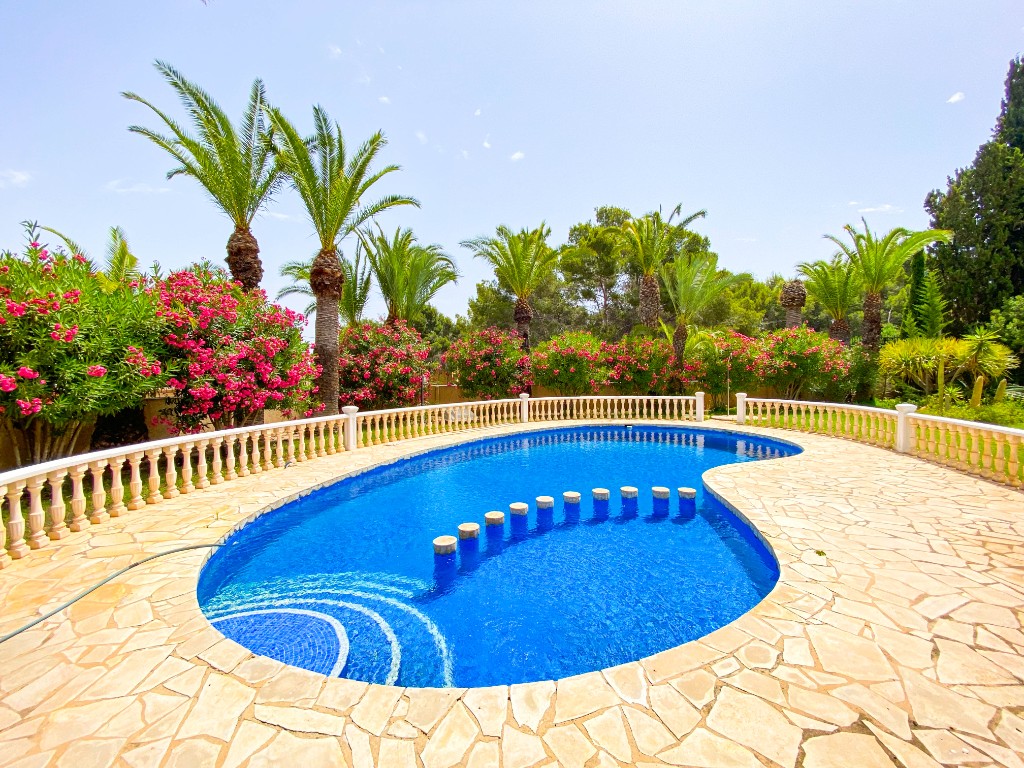 For sale - 7 Bedroom 5 Bathroom Villa in Villamartín - Villamartin  - Alicante