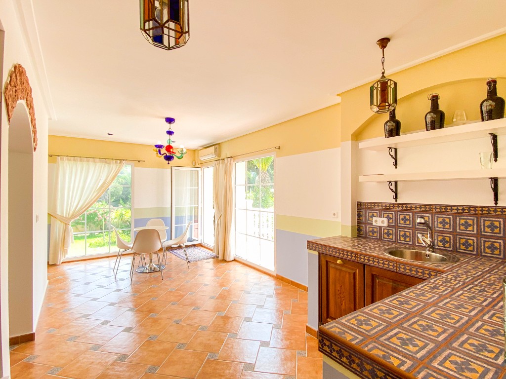For sale - 7 Bedroom 5 Bathroom Villa in Villamartín - Villamartin  - Alicante