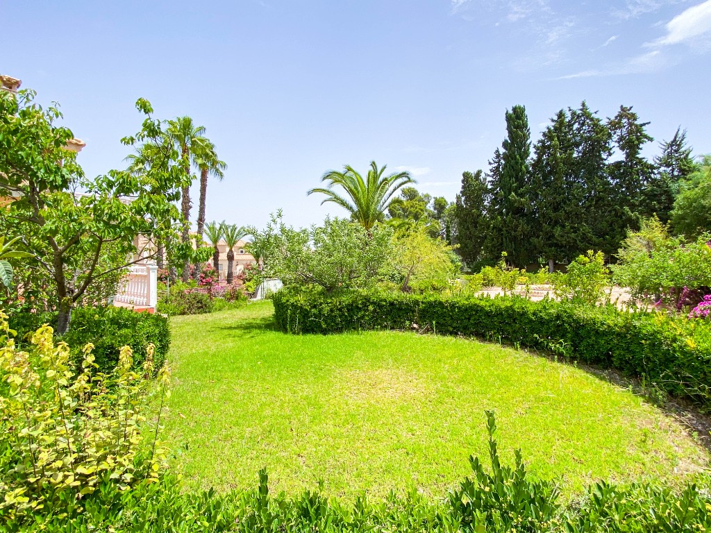 For sale - 7 Bedroom 5 Bathroom Villa in Villamartín - Villamartin  - Alicante