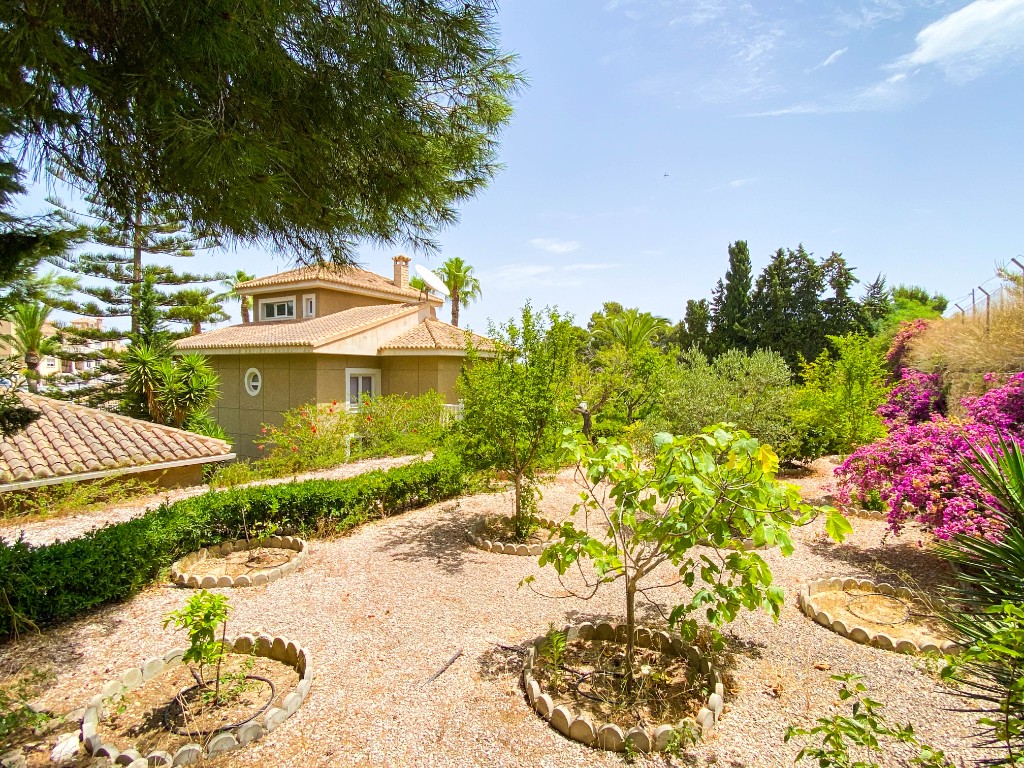 For sale - 7 Bedroom 5 Bathroom Villa in Villamartín - Villamartin  - Alicante