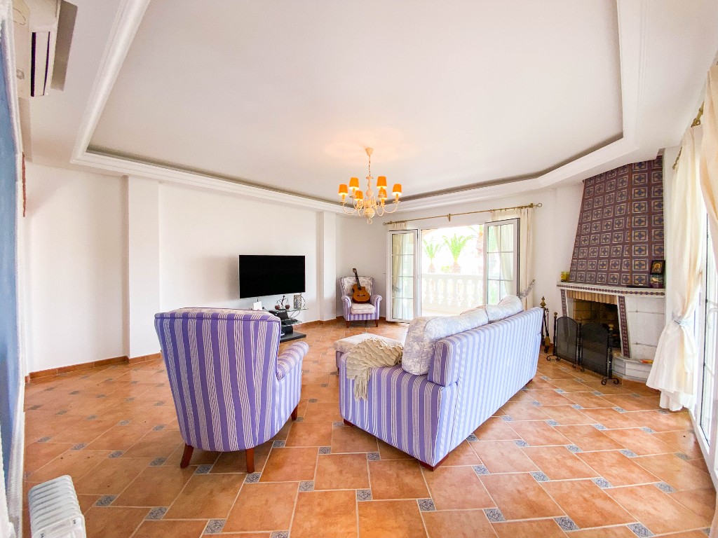 For sale - 7 Bedroom 5 Bathroom Villa in Villamartín - Villamartin  - Alicante
