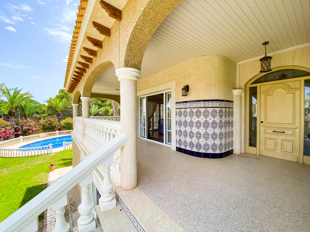 For sale - 7 Bedroom 5 Bathroom Villa in Villamartín - Villamartin  - Alicante