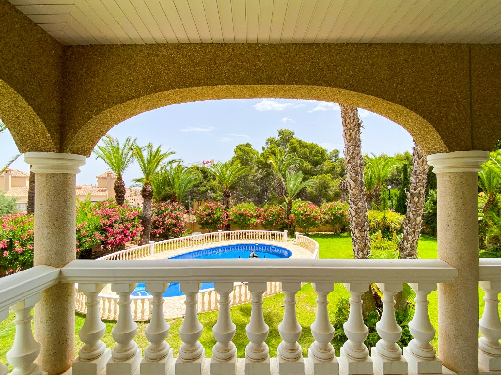 For sale - 7 Bedroom 5 Bathroom Villa in Villamartín - Villamartin  - Alicante