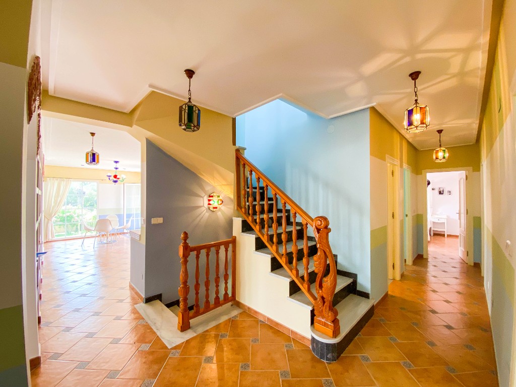 For sale - 7 Bedroom 5 Bathroom Villa in Villamartín - Villamartin  - Alicante