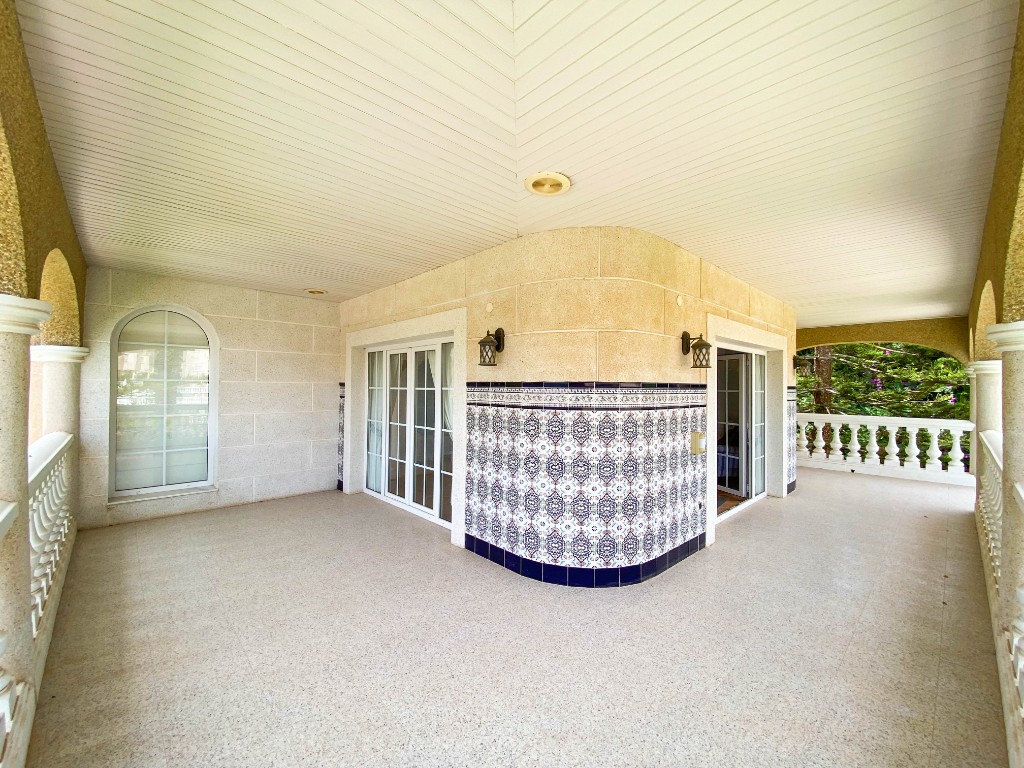 For sale - 7 Bedroom 5 Bathroom Villa in Villamartín - Villamartin  - Alicante
