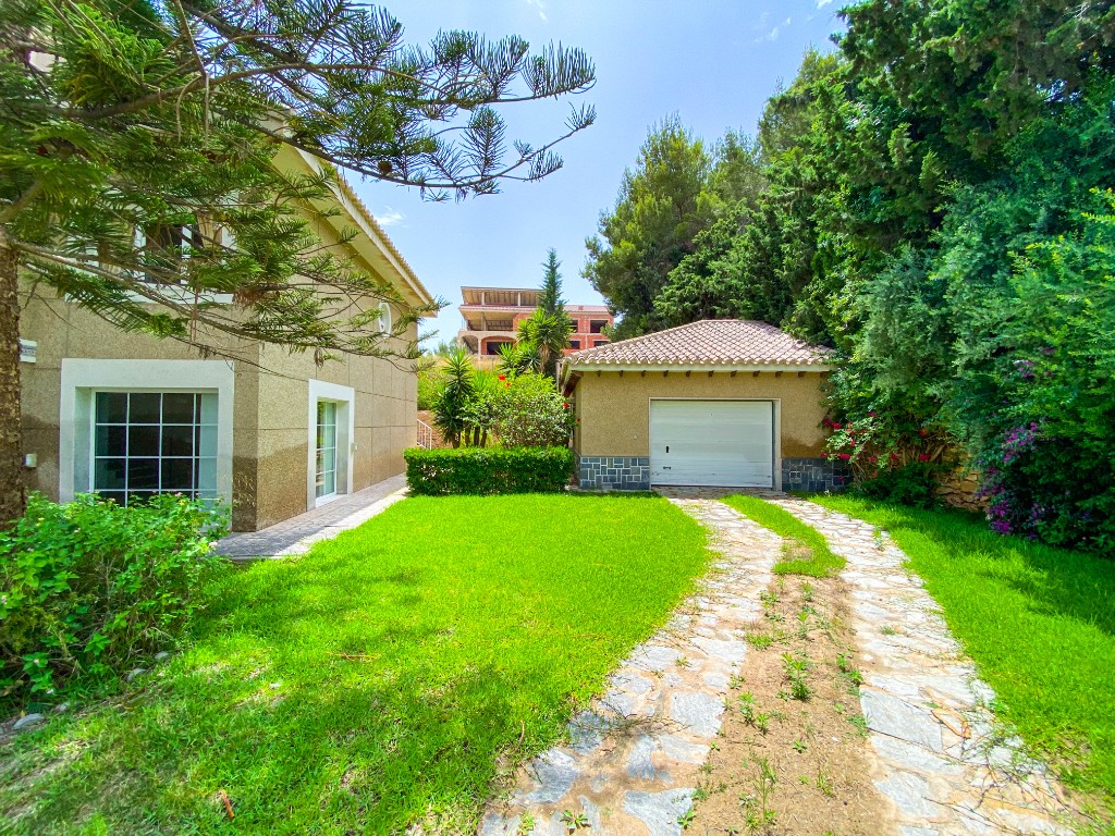 For sale - 7 Bedroom 5 Bathroom Villa in Villamartín - Villamartin  - Alicante