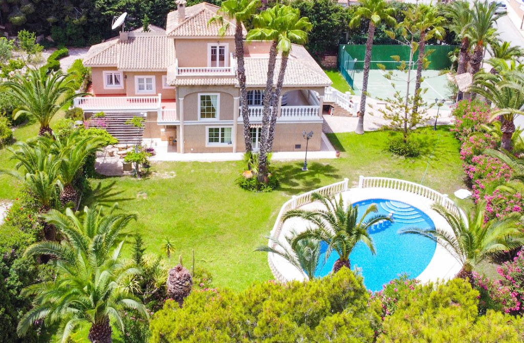 For sale - 7 Bedroom 5 Bathroom Villa in Villamartín - Villamartin  - Alicante