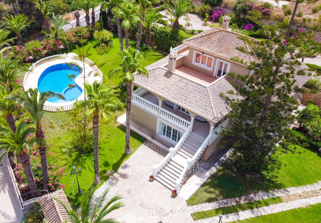 For sale - 7 Bedroom 5 Bathroom Villa in Villamartín - Villamartin  - Alicante