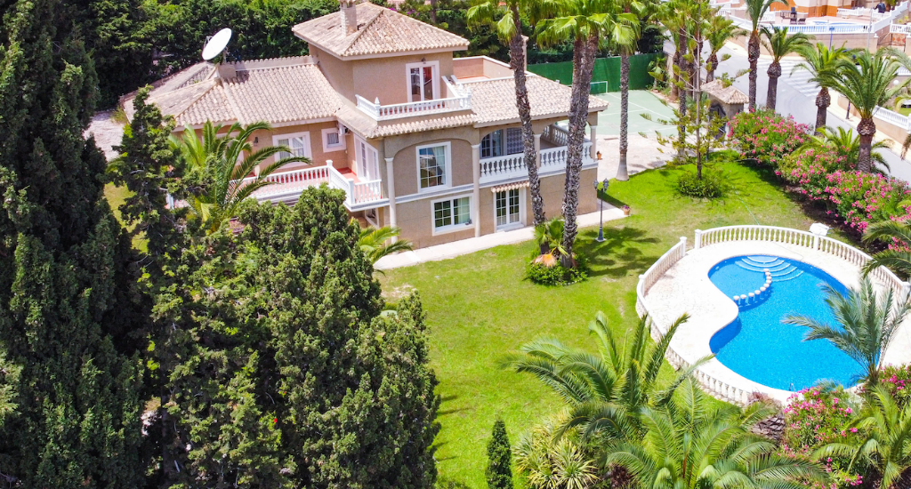 For sale - 7 Bedroom 5 Bathroom Villa in Villamartín - Villamartin  - Alicante