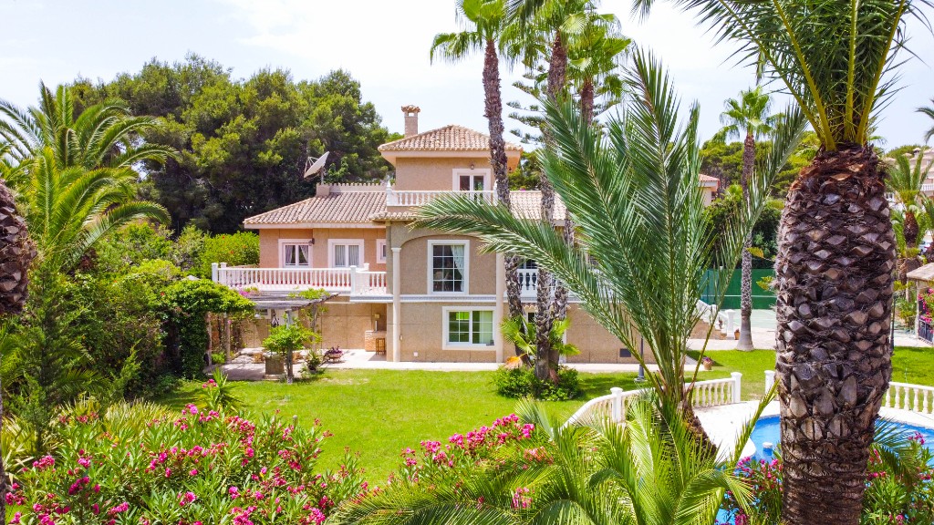 For sale - 7 Bedroom 5 Bathroom Villa in Villamartín - Villamartin  - Alicante