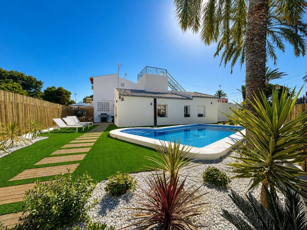 4 Bedroom 2 Bathroom Semi in Punta Prima 