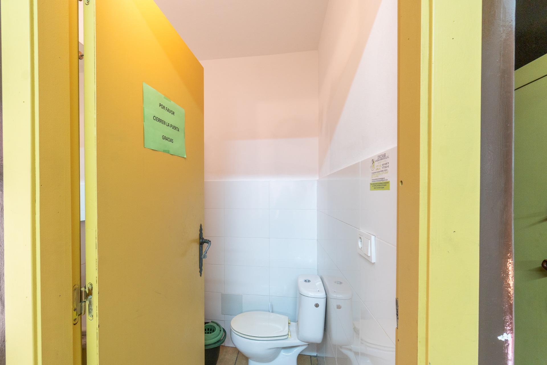 For sale - 1 Bathroom Commercial Unit in Torrevieja - Paseo maritimo  - Alicante