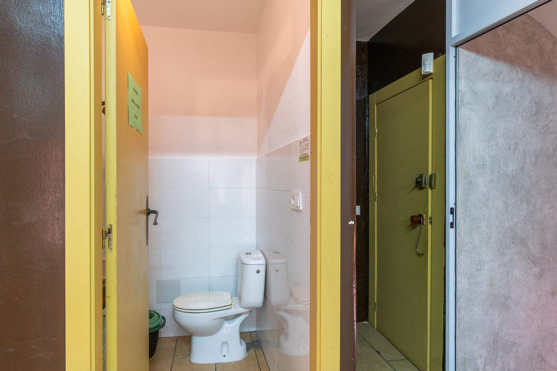 For sale - 1 Bathroom Commercial Unit in Torrevieja - Paseo maritimo  - Alicante