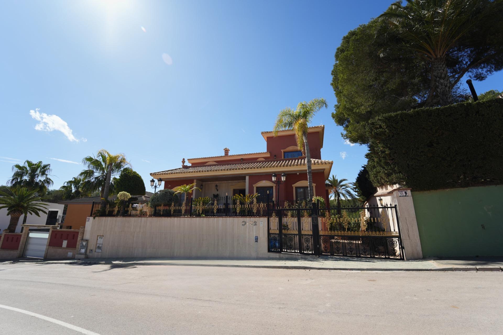 For sale - 8 Bedroom 6 Bathroom Villa in Orihuela Costa - Campoamor  - Alicante