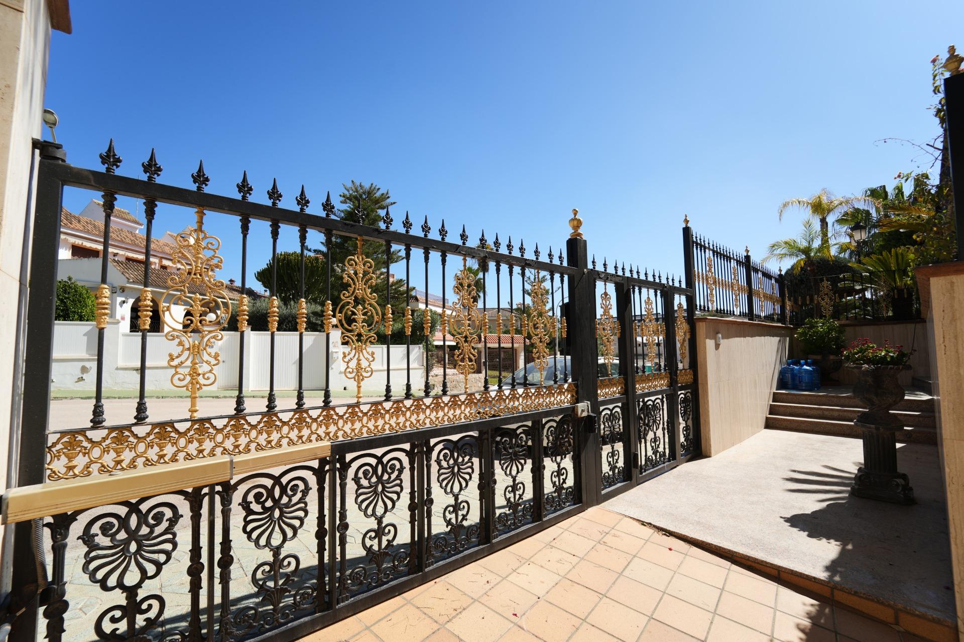 For sale - 8 Bedroom 6 Bathroom Villa in Orihuela Costa - Campoamor  - Alicante
