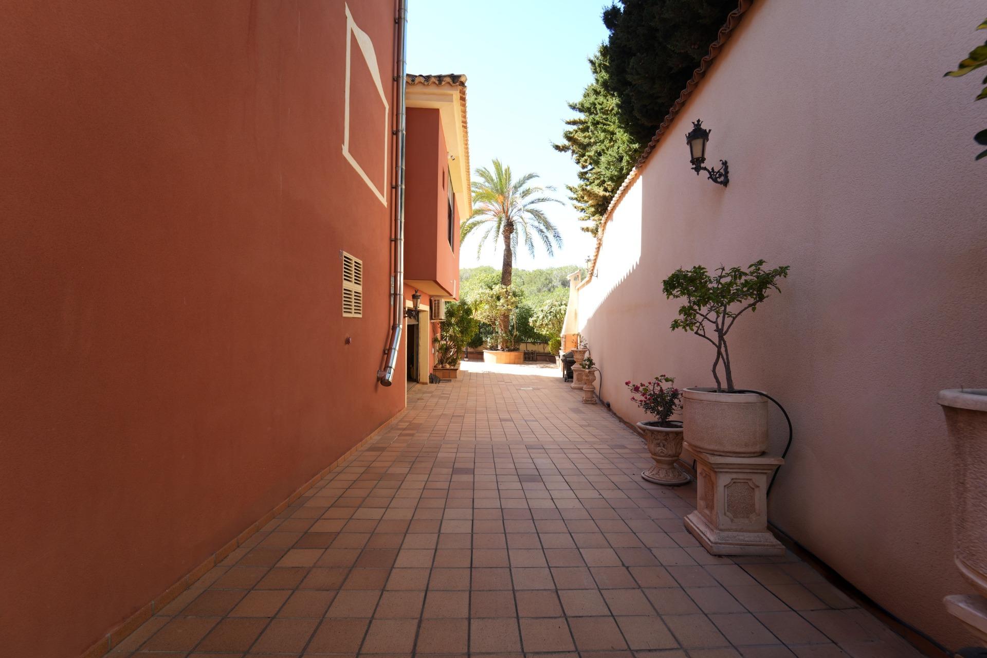 For sale - 8 Bedroom 6 Bathroom Villa in Orihuela Costa - Campoamor  - Alicante