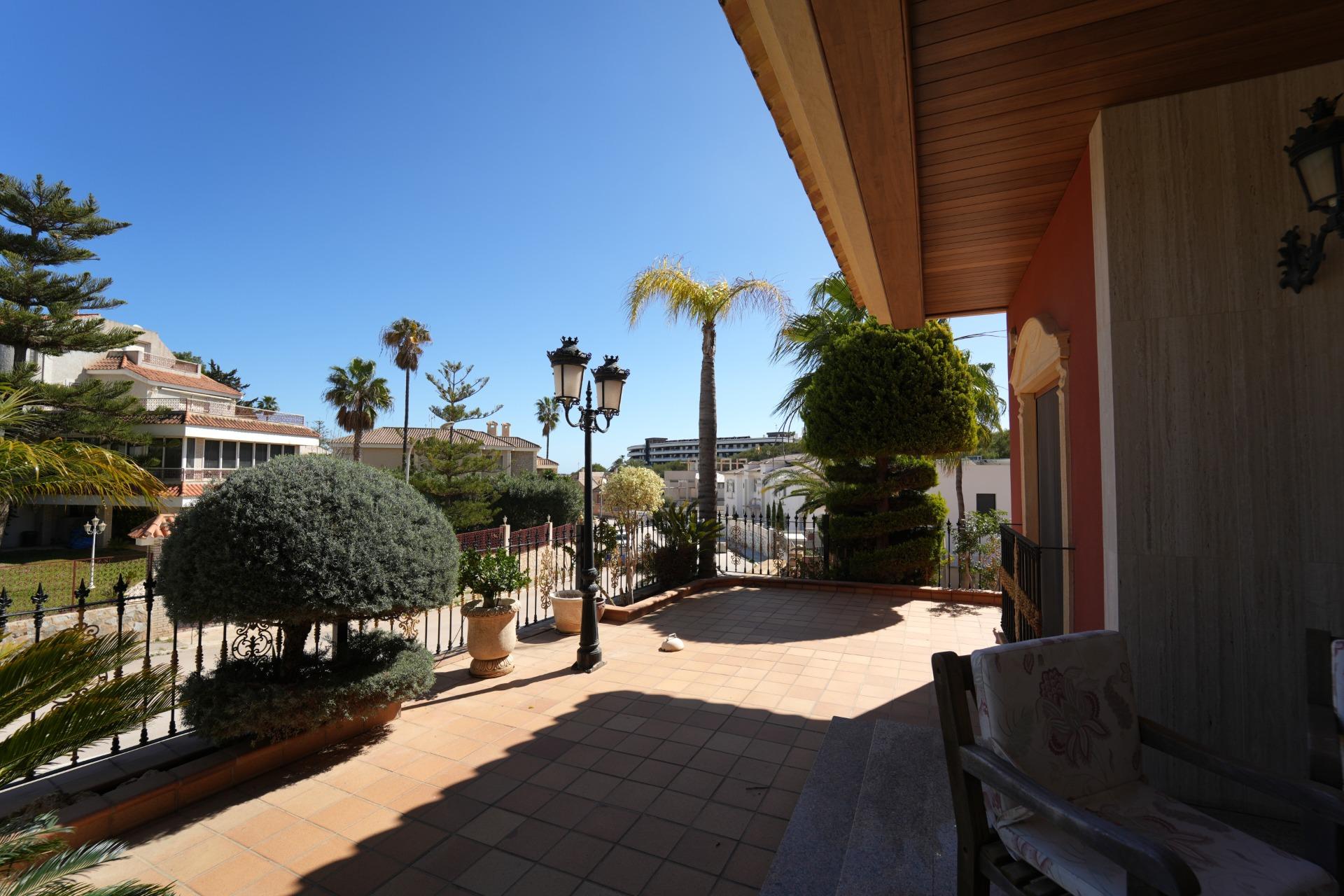 For sale - 8 Bedroom 6 Bathroom Villa in Orihuela Costa - Campoamor  - Alicante