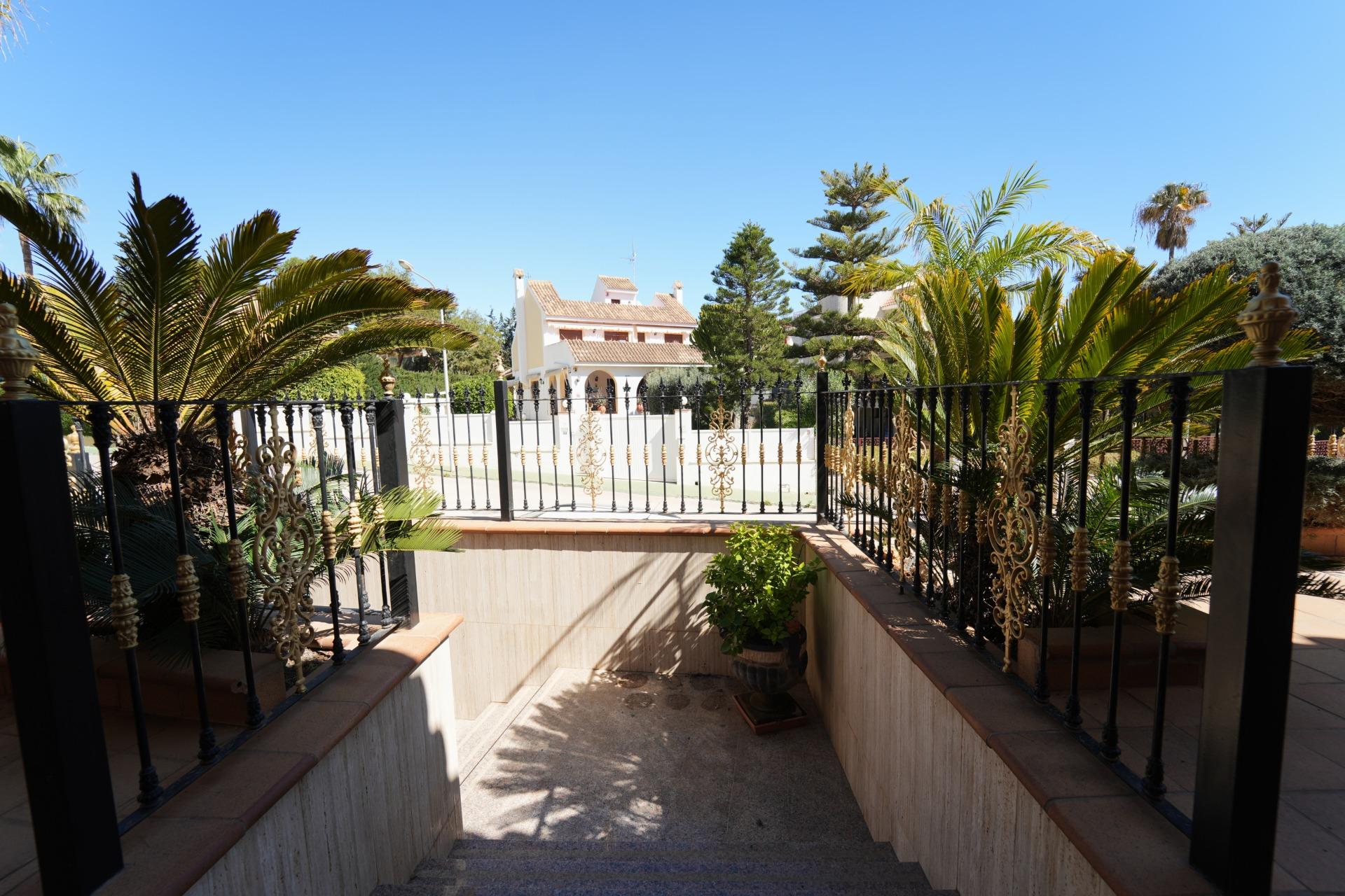 For sale - 8 Bedroom 6 Bathroom Villa in Orihuela Costa - Campoamor  - Alicante