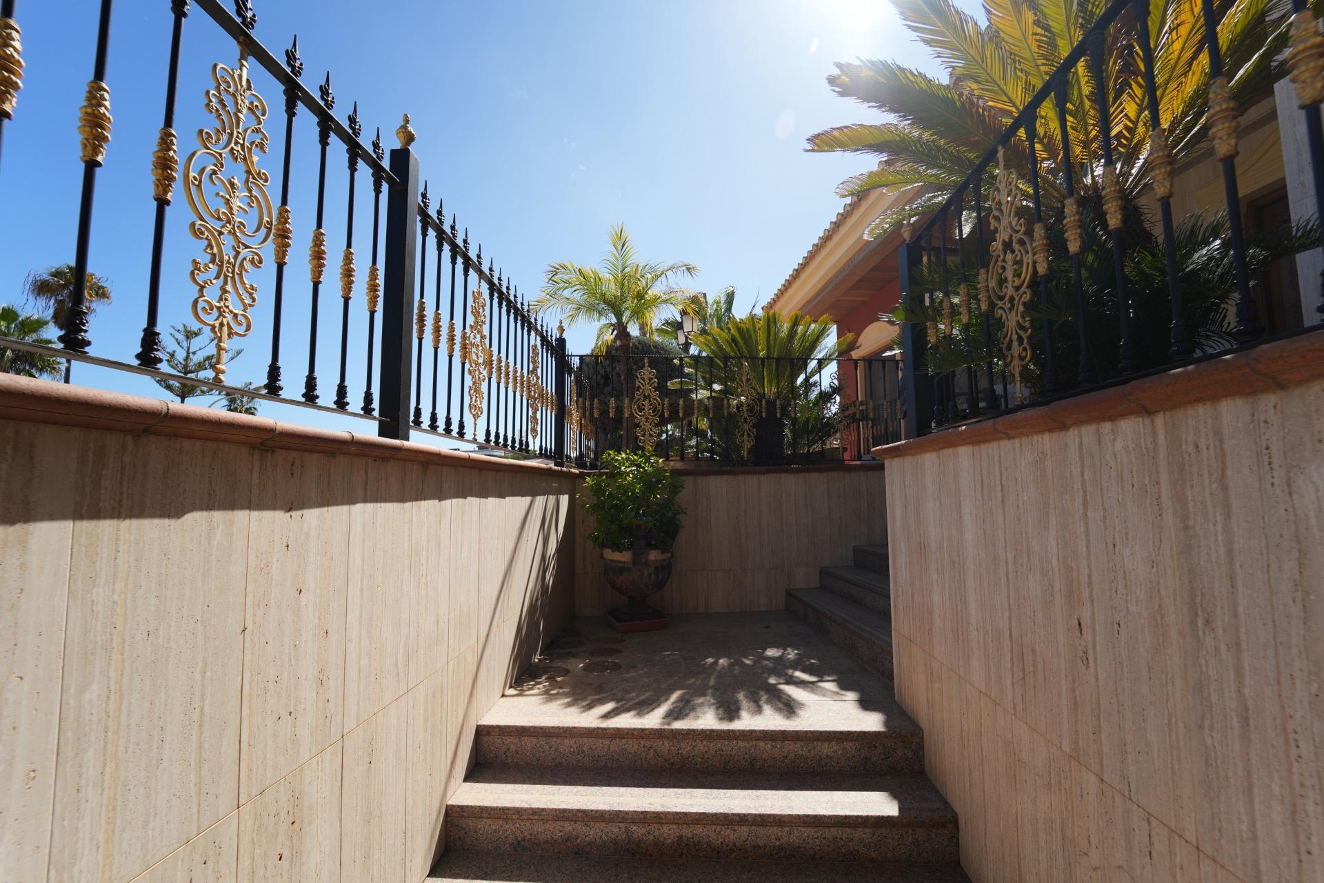For sale - 8 Bedroom 6 Bathroom Villa in Orihuela Costa - Campoamor  - Alicante