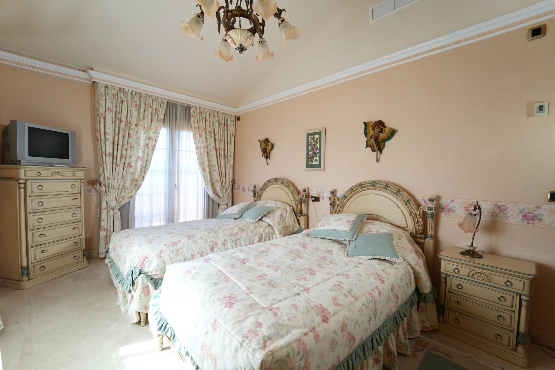 For sale - 8 Bedroom 6 Bathroom Villa in Orihuela Costa - Campoamor  - Alicante