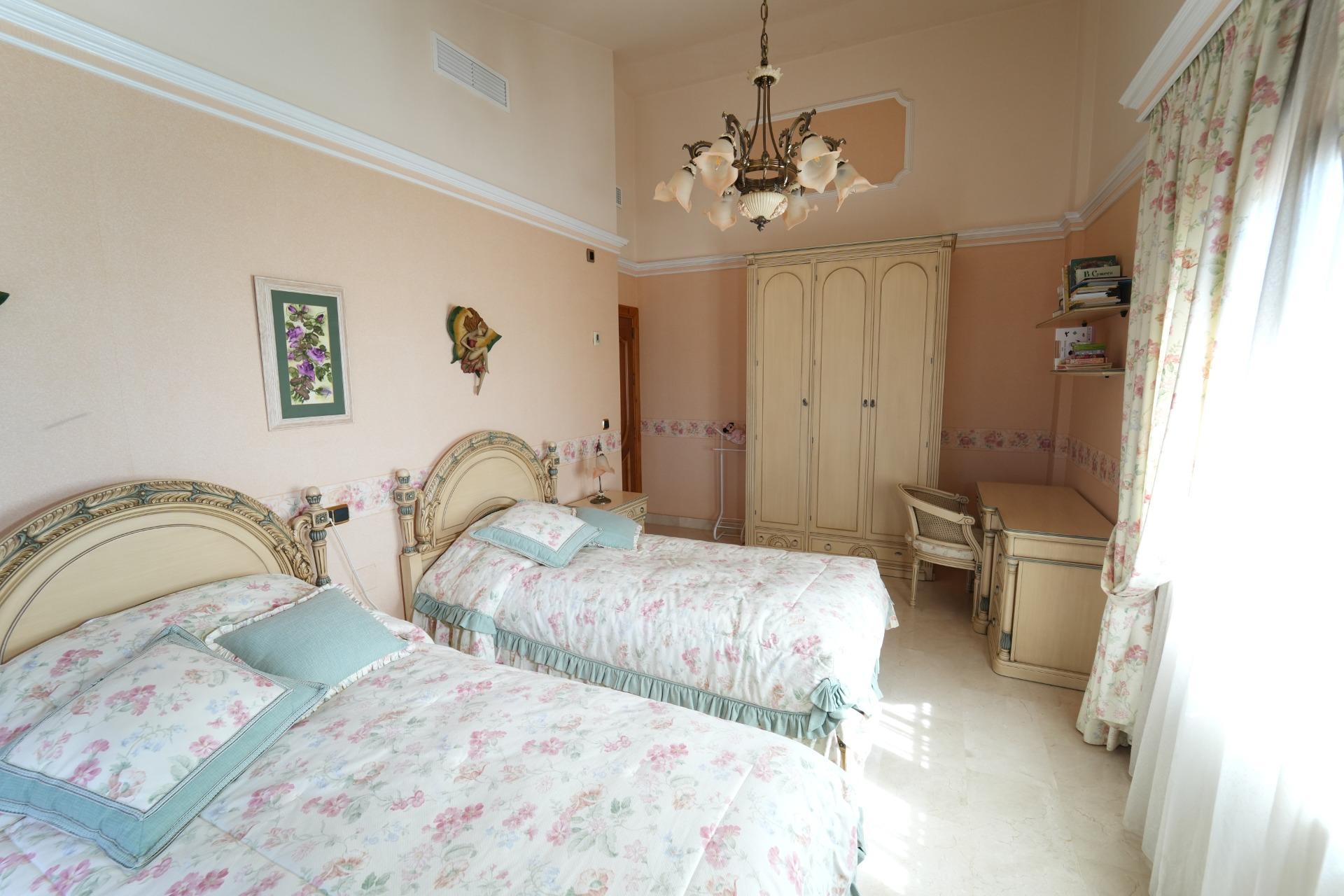 For sale - 8 Bedroom 6 Bathroom Villa in Orihuela Costa - Campoamor  - Alicante