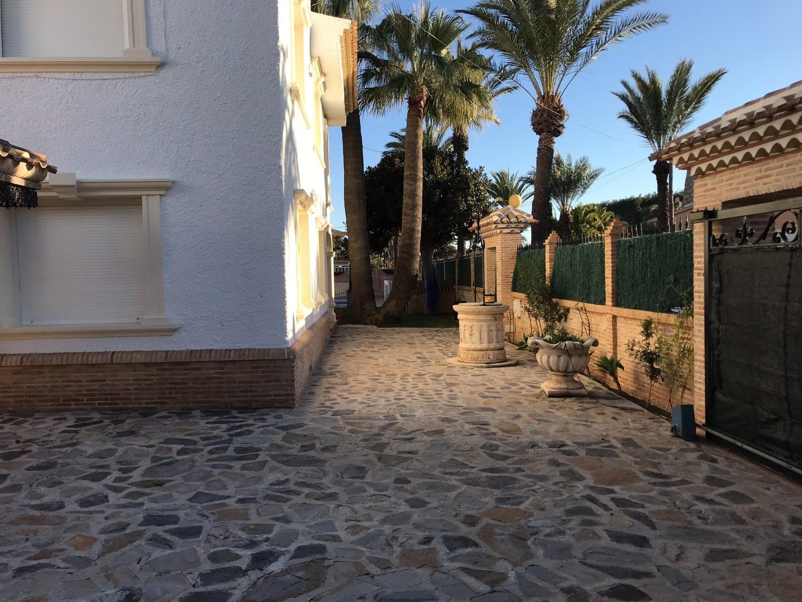 For sale - 7 Bedroom 4 Bathroom Villa in Orihuela Costa - Cabo Roig  - Alicante
