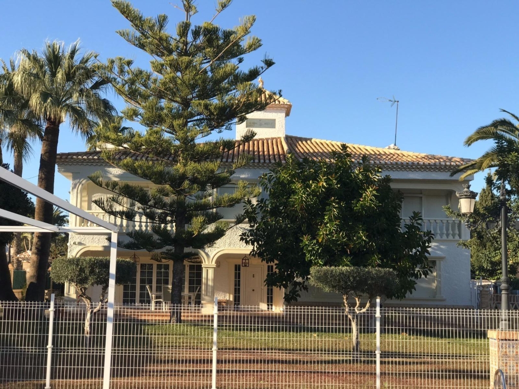 7 Bedroom 4 Bathroom Villa in Orihuela Costa
