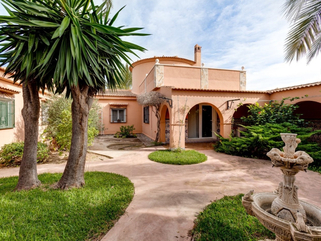5 Bedroom 3 Bathroom Villa in Torrevieja