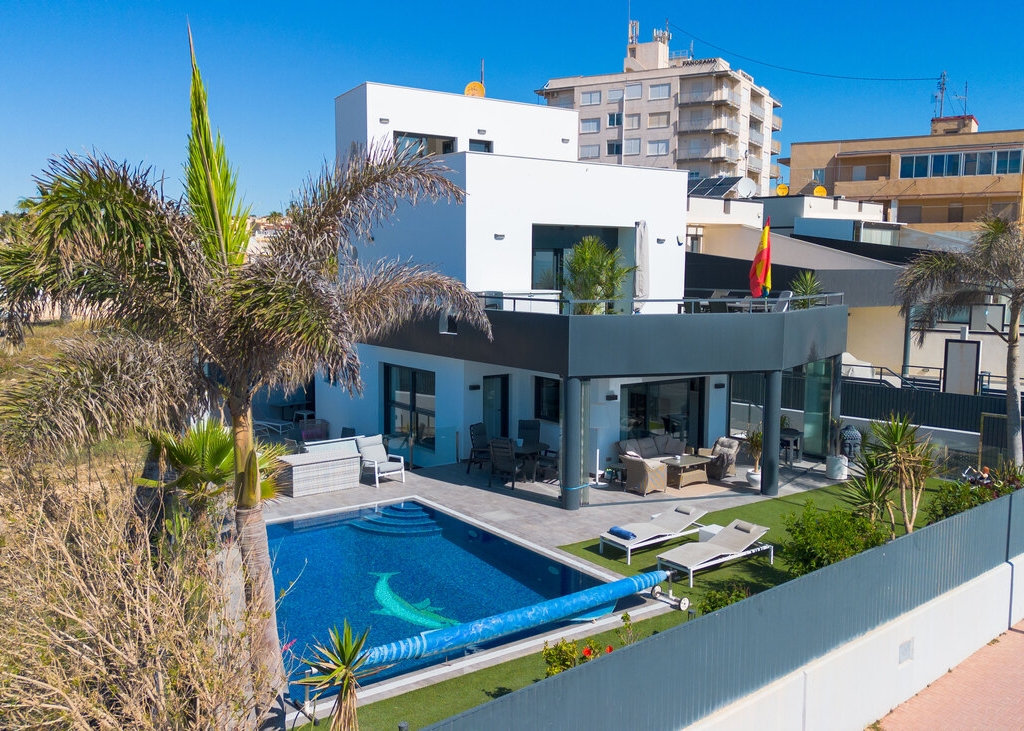 4 Bedroom 3 Bathroom Villa in Torrevieja