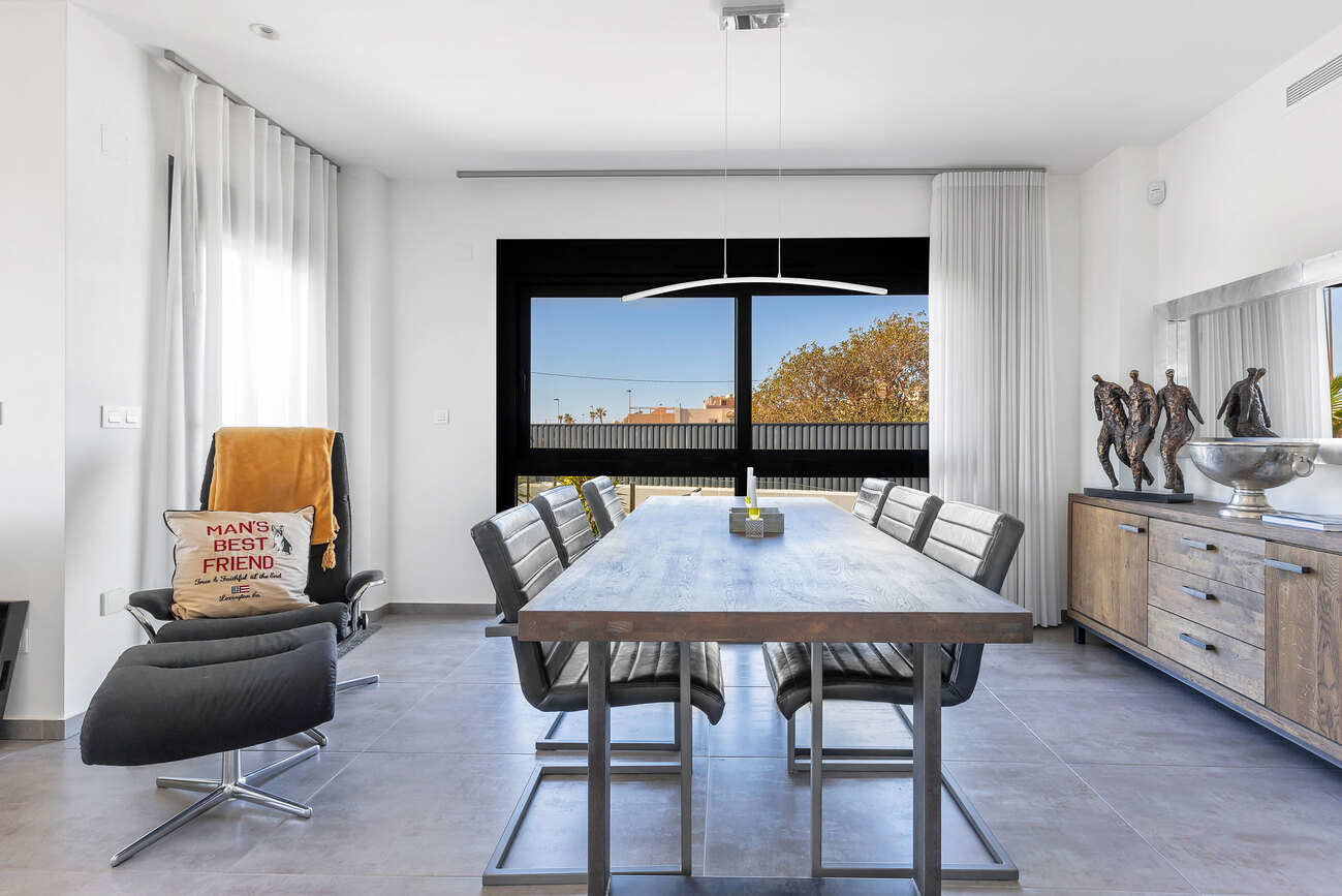 For sale - 4 Bedroom 3 Bathroom Villa in Torrevieja - Rosaleda  - Alicante