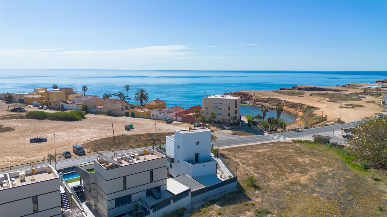 For sale - 4 Bedroom 3 Bathroom Villa in Torrevieja - Rosaleda  - Alicante