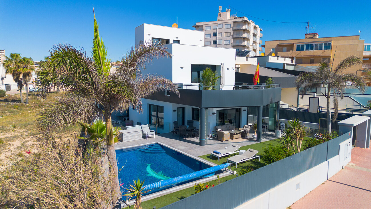 For sale - 4 Bedroom 3 Bathroom Villa in Torrevieja - Rosaleda  - Alicante