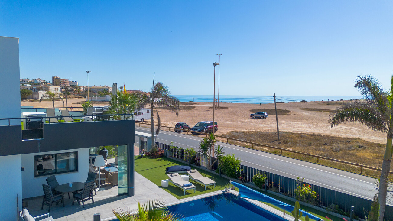 For sale - 4 Bedroom 3 Bathroom Villa in Torrevieja - Rosaleda  - Alicante