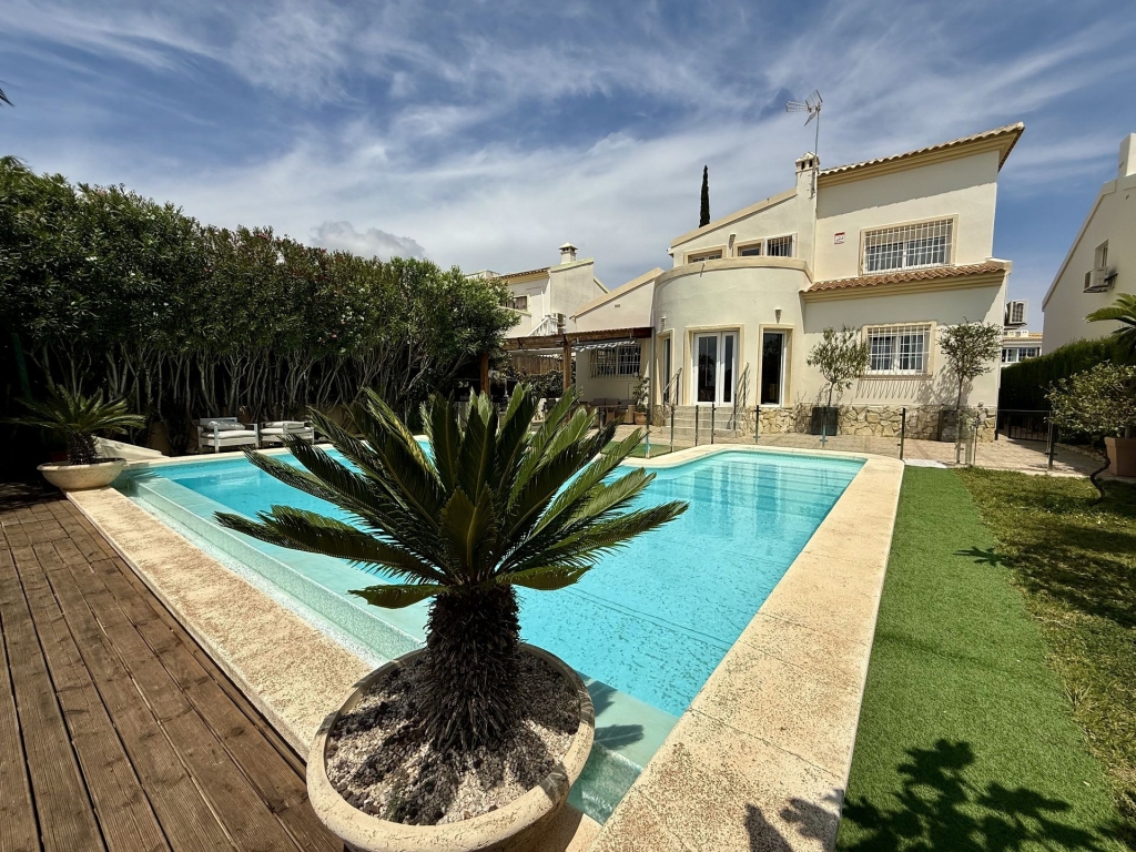 4 Bedroom 3 Bathroom Villa in Orihuela Costa
