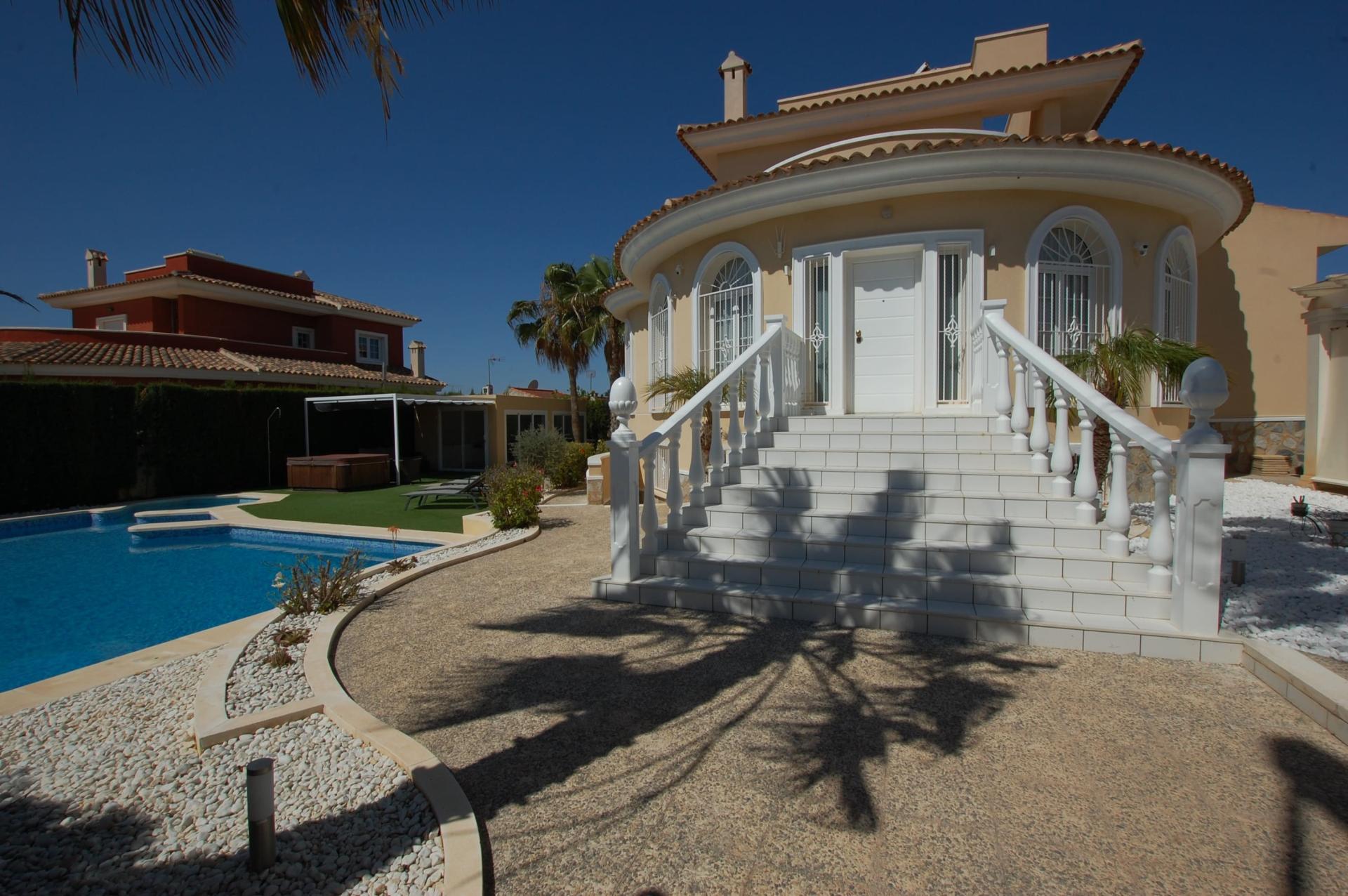 For sale - 5 Bedroom 4 Bathroom Villa in Ciudad Quesada - Costa Blanca  - Alicante