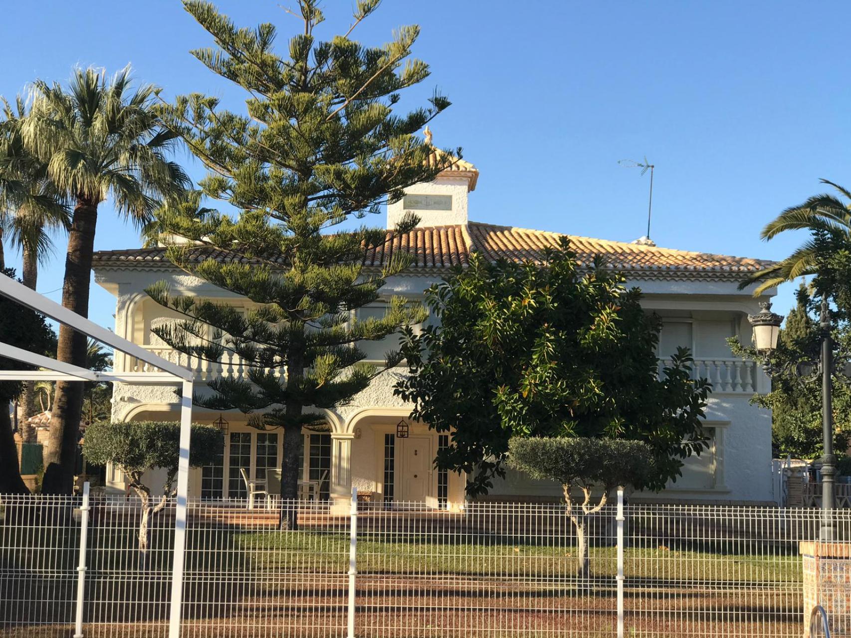 For sale - 6 Bedroom 3 Bathroom Villa in Orihuela Costa - Costa Blanca  - Alicante